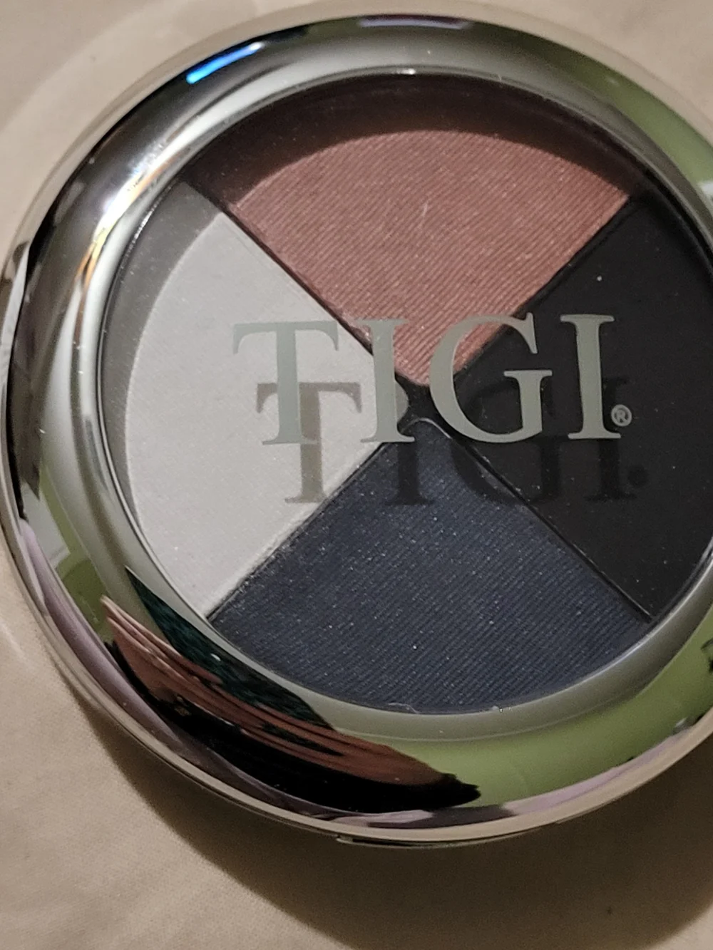 TIGI Quad Eyeshadow Palette — Bronze, White, Navy & Black Smokey Hot